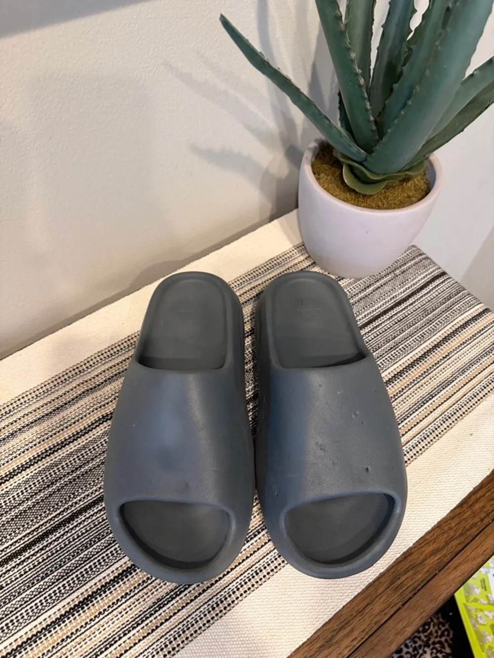Yeezy Men's Slate Gray Foam Slide Shoes Size 9 FLAW